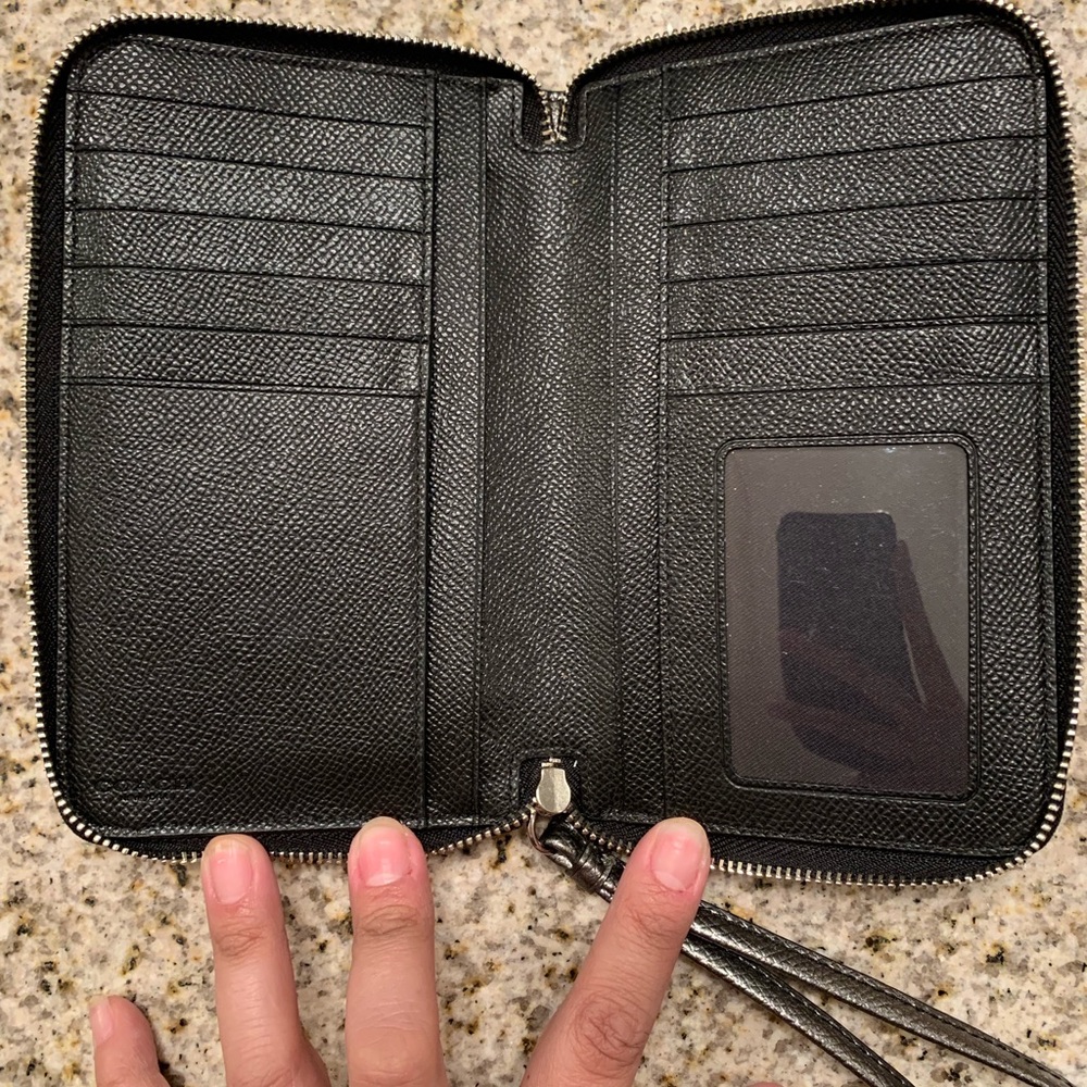 💥SOLD💥 Authentic Coach IPhone Wallet - Picture 3 of 3